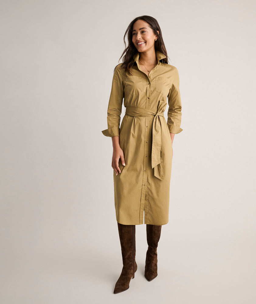 Model is  wearing UNTUCKit Bailey dress.