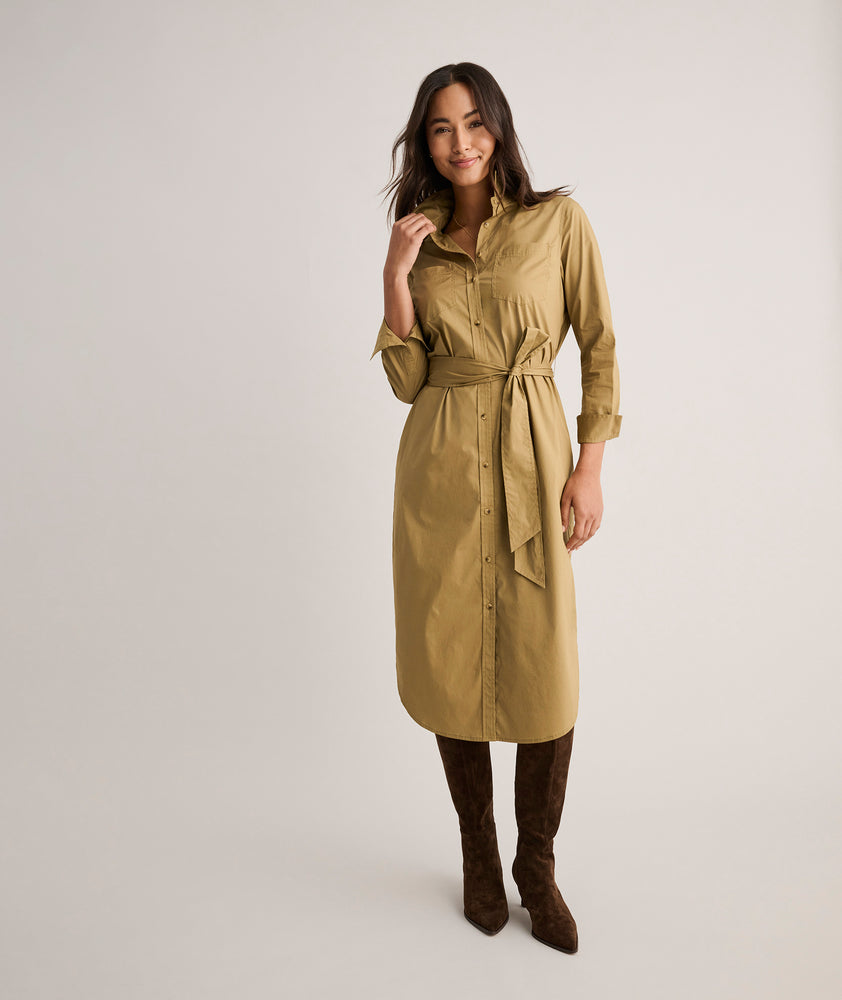 Model is  wearing UNTUCKit Bailey dress.