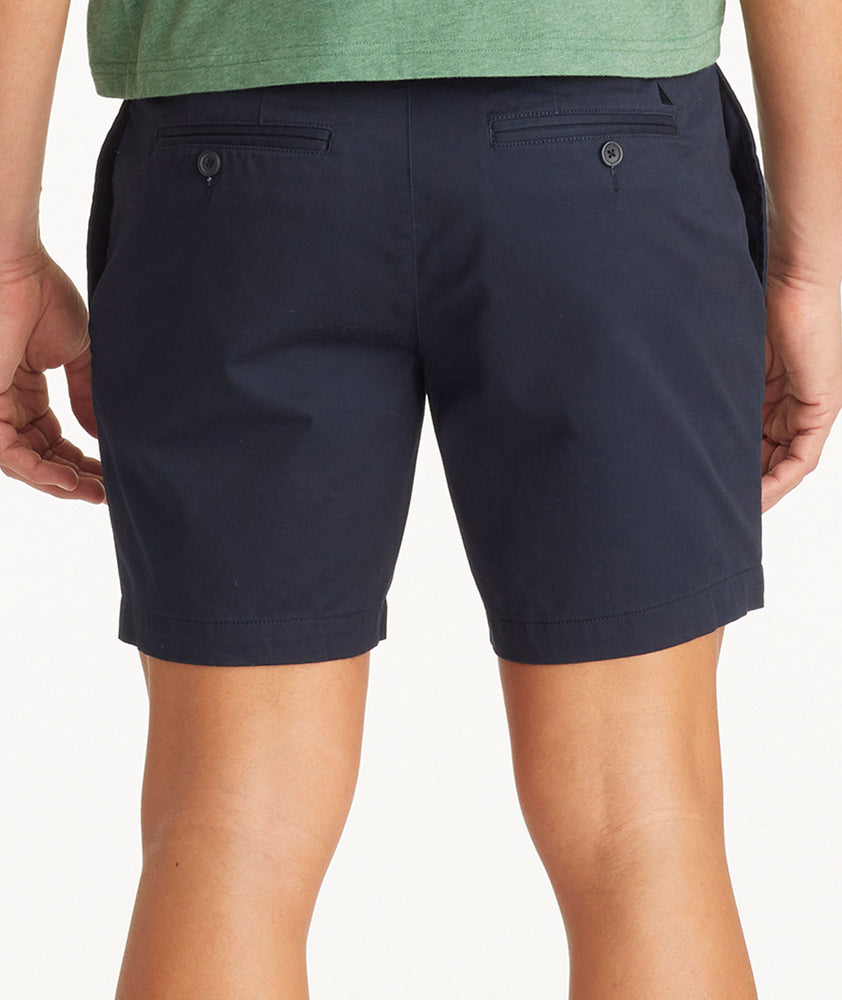 Model wearing UNTUCKit Navy 7" Chino Shorts