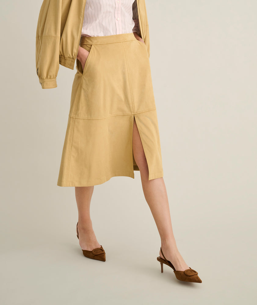 Model is wearing UNTUCKit Amalia womens skirt. 