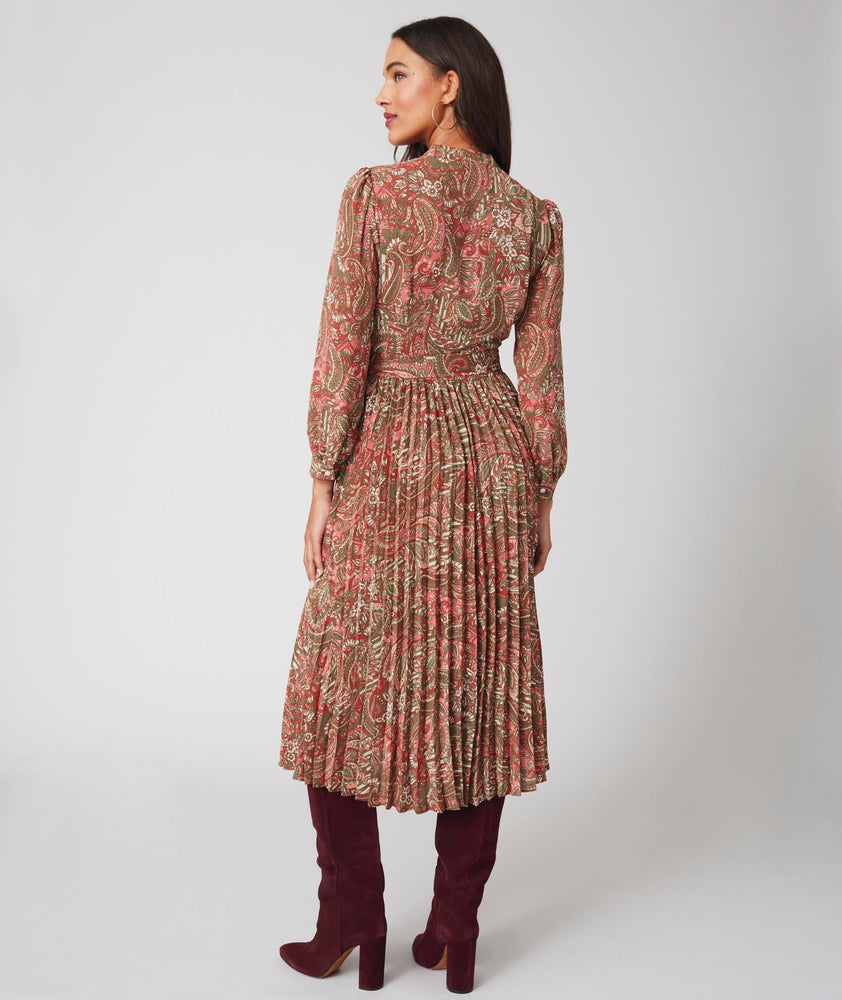Model is wearing UNTUCKit Arabella printed dress.