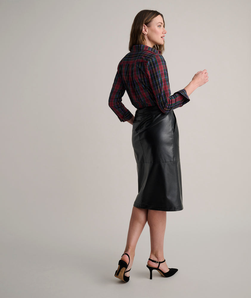 Model is wearing UNTUCKit Aubrey faux leather skirt.
