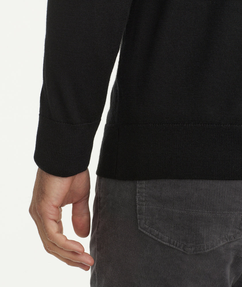 Model is wearing UNTUCKit Belguardo in Black.