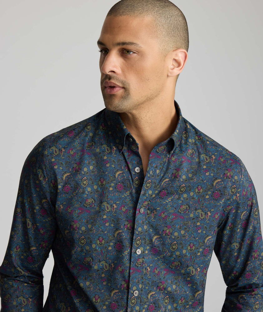 Model is wearing UNTUCKit Performance Bellaqua Shirt. 