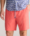 Model is wearing UNTUCKit beyond short in cayenne. 