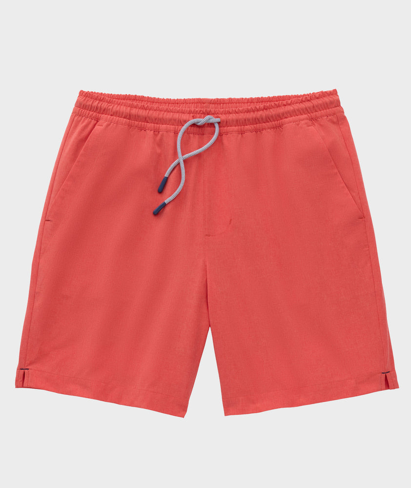 Model is wearing UNTUCKit beyond short in cayenne. 