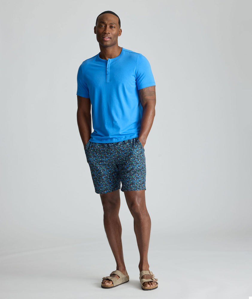 Model is wearing UNTUCKit Beyond short in dark green. 