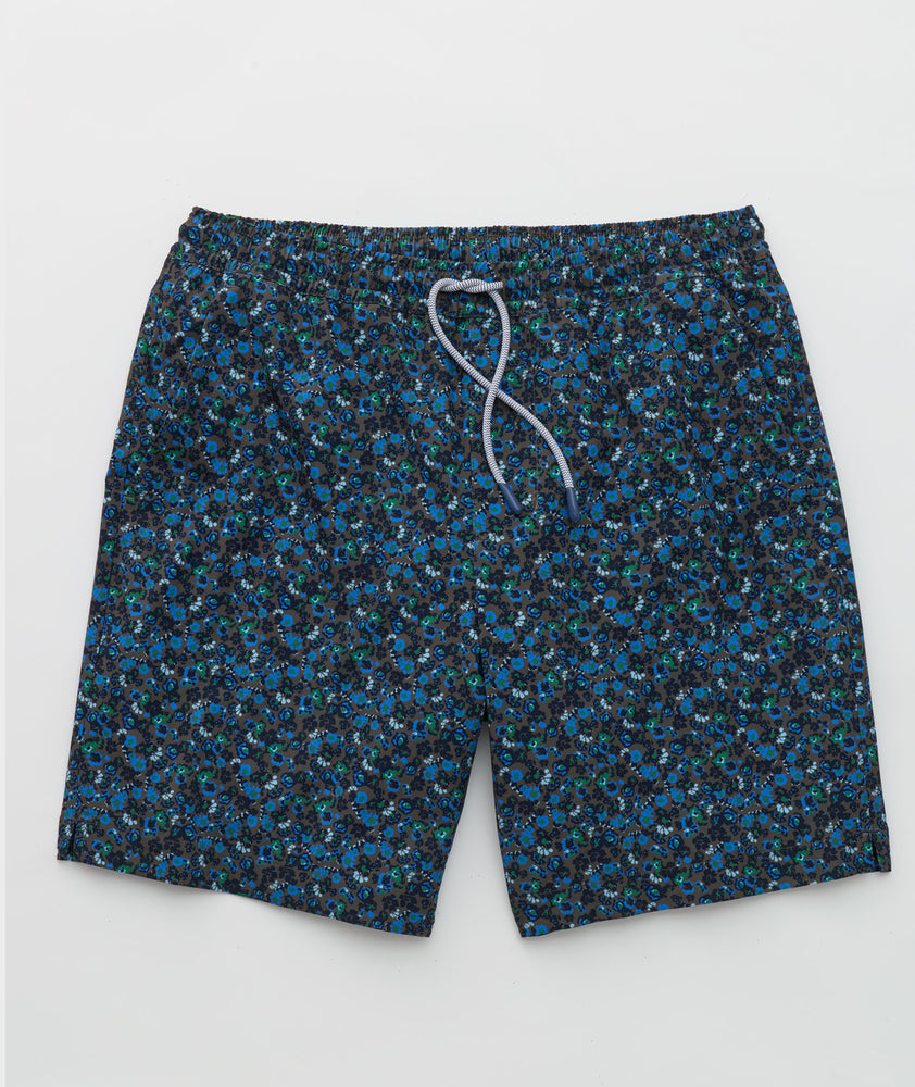 Model is wearing UNTUCKit Beyond short in dark green. 