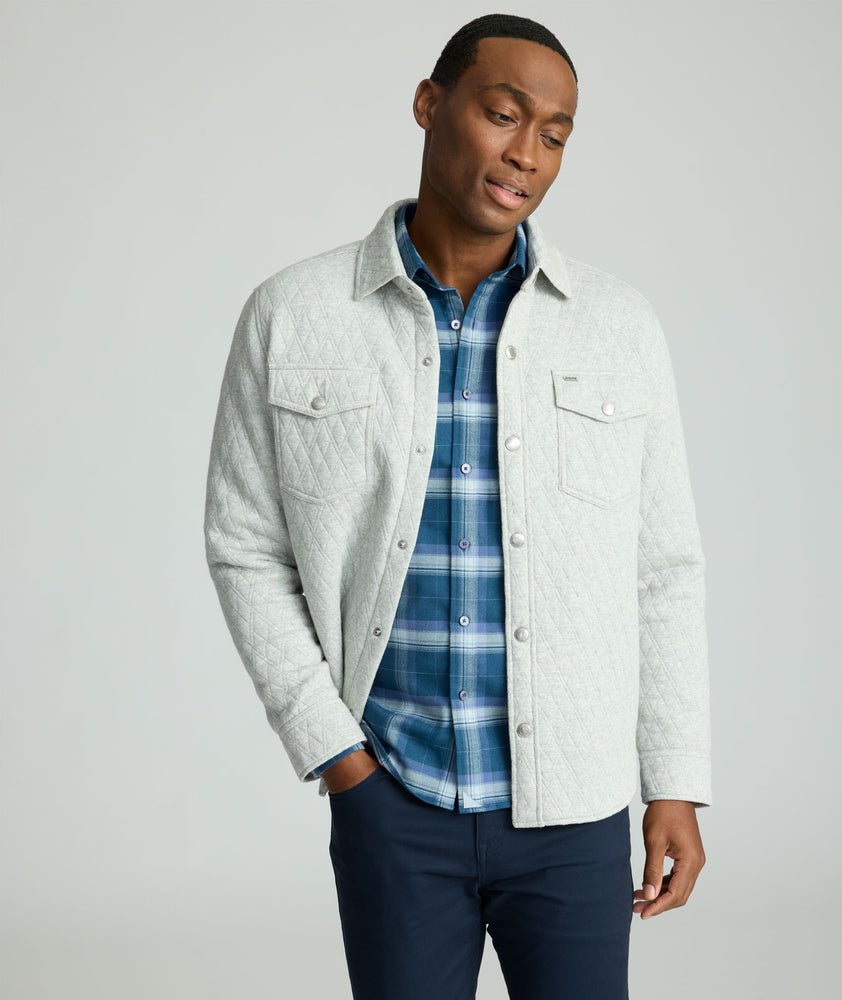 Model is wearing UNTUCKit BRAUNFIELD in GREY.