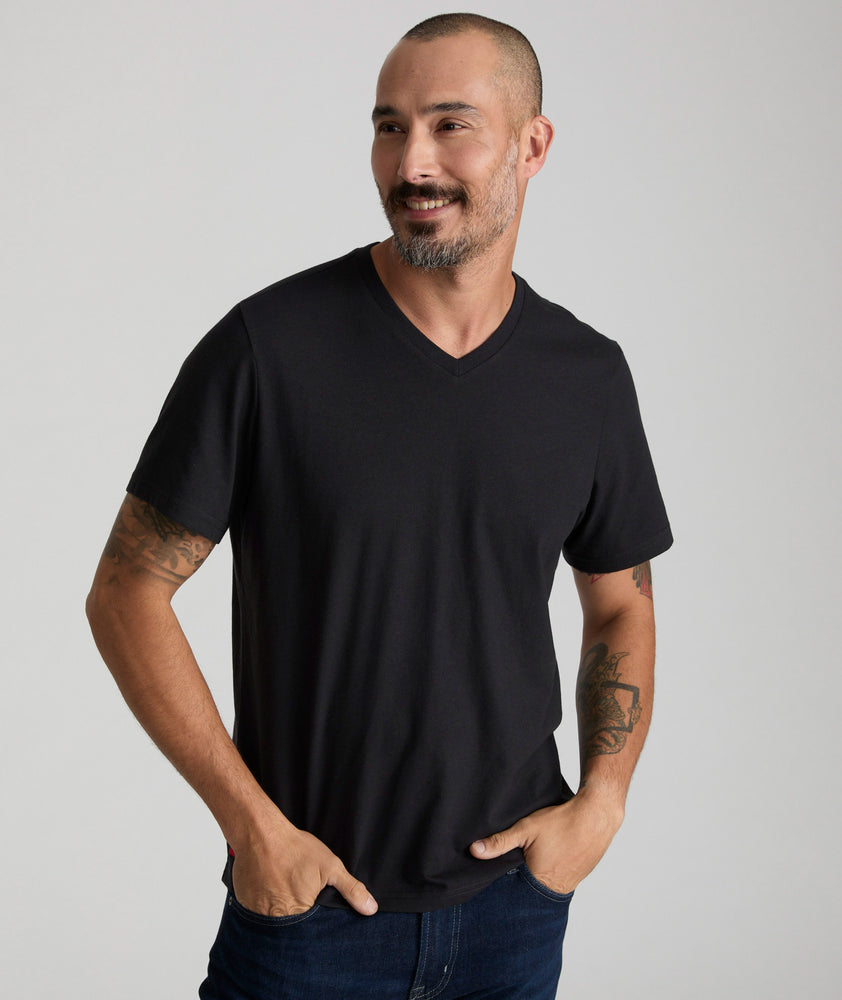 Ultrasoft V-Neck Tee Black | UNTUCKit