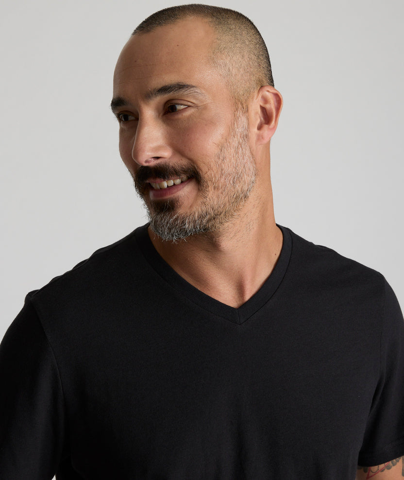 Ultrasoft V-Neck Tee Black | UNTUCKit