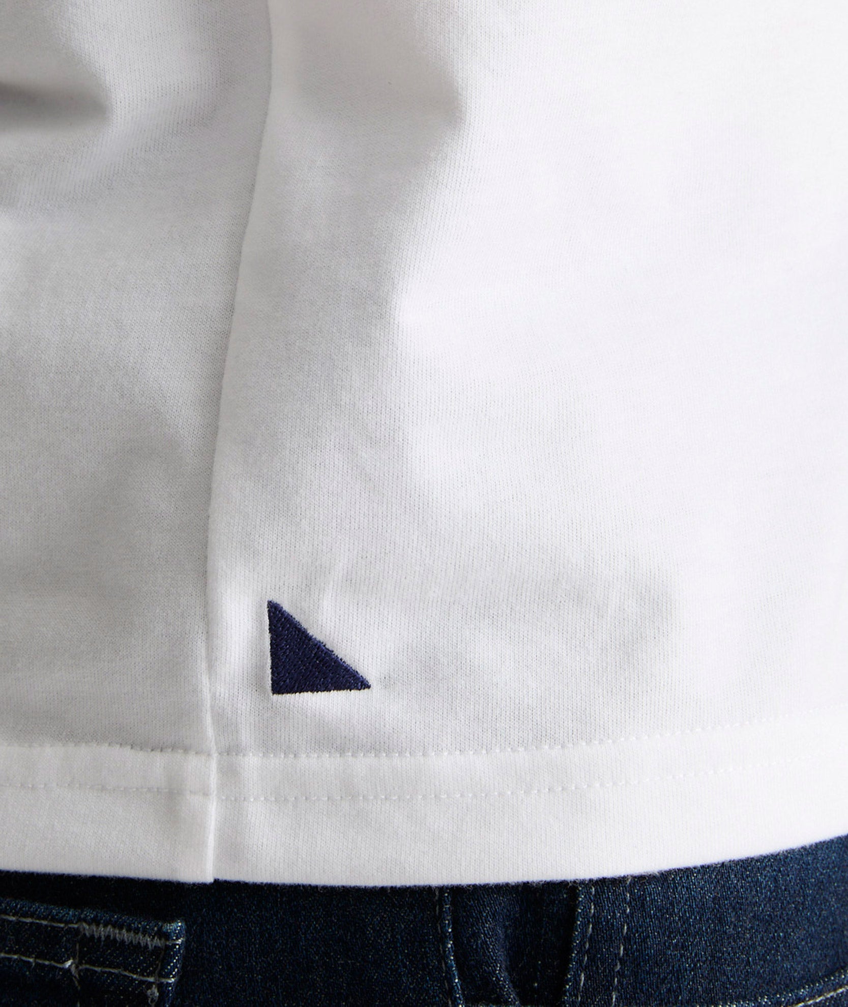 meer. NECK SLIT TEE(White） Everyday round neck side slit soft tshirt