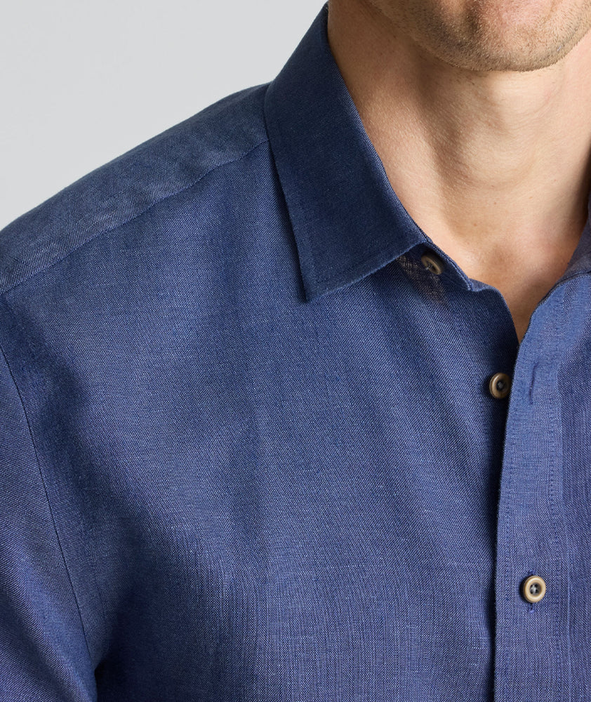 Model wearing an UNTUCKit Navy Wrinkle-Resistant Linen Short Sleeve Cameron Shirt.