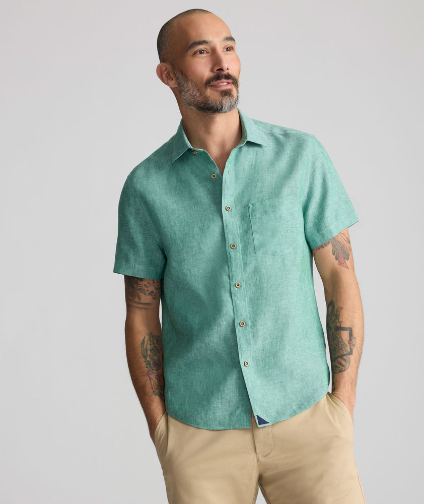 Wrinkle-Resistant Linen Short-Sleeve Cameron Shirt Emerald Green | UNTUCKit Wrinkle-Resistant Linen Short-Sleeve Cameron Shirt Emerald Green | UNTUCKit