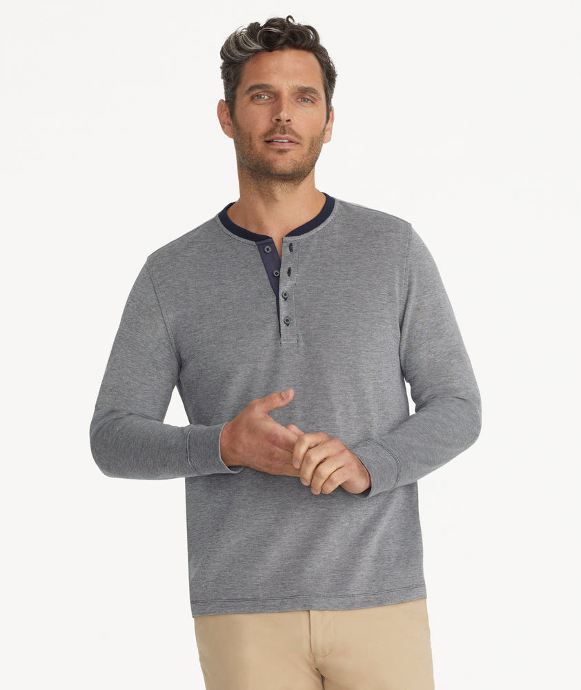 Model is wearing UNTUCKit Cascudo long sleeve pique henley in sky Captain.