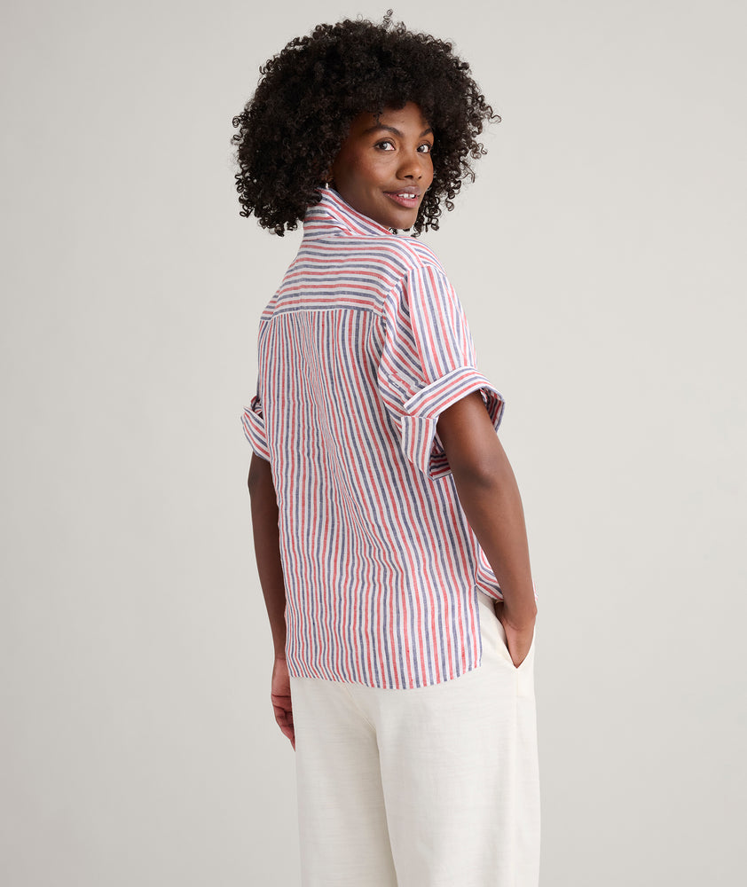 Model is wearing UNTUCKit Linen Chrissy Shirt. 