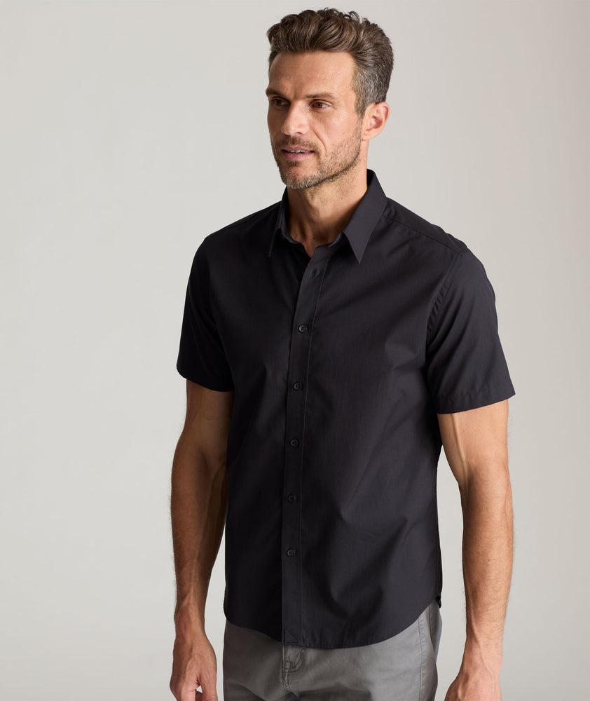 Model is wearing UNTUCKit castello in black.