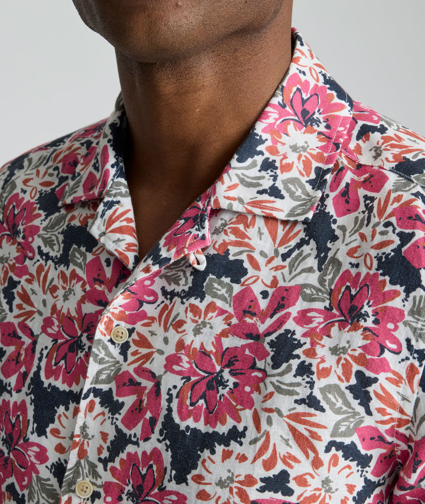 Model is wearing UNTUCKit Linen Short-Sleeve Crossman Shirt. 