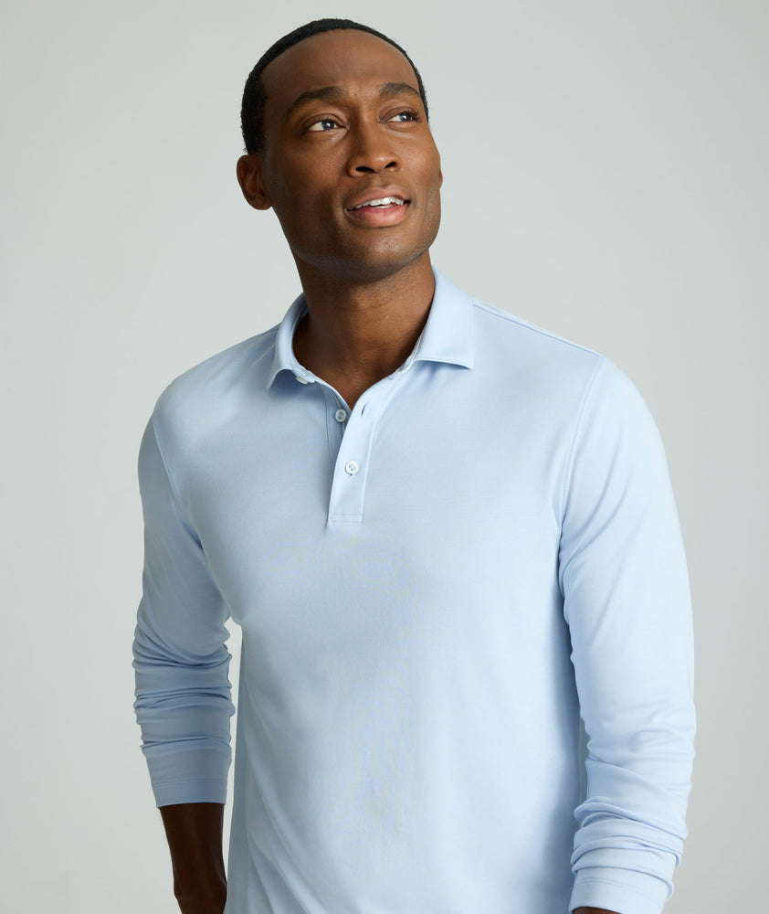 Model is wearing UNTUCKit Wrinkle-Free Damaschino Long-Sleeve Polo in Heather.