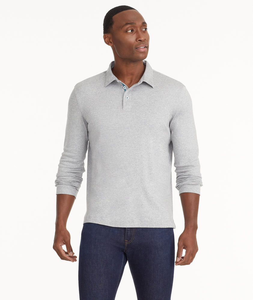 Model is wearing UNTUCKit Wrinkle-Free Long-Sleeve Damaschino Polo in Heather Gray