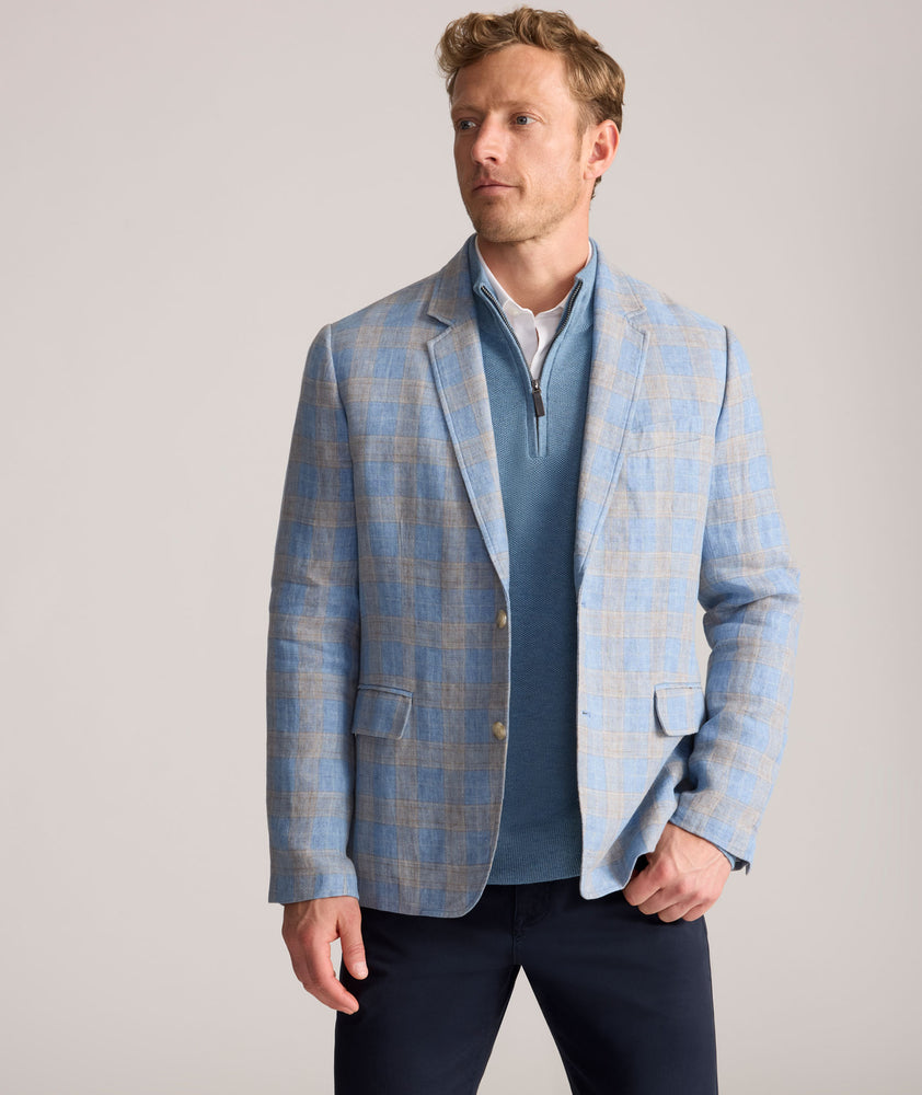 Model is wearing UNTUCKit Linen Elms Sport Coat. 