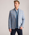 Model is wearing UNTUCKit Linen Elms Sport Coat. 