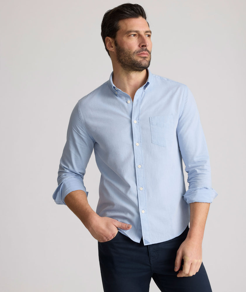 Model is wearing UNTUCKit Farnsworth in vintage wash solid ultramarine. 