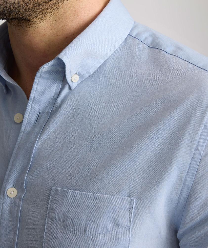 Model is wearing UNTUCKit Farnsworth in vintage wash solid ultramarine. 