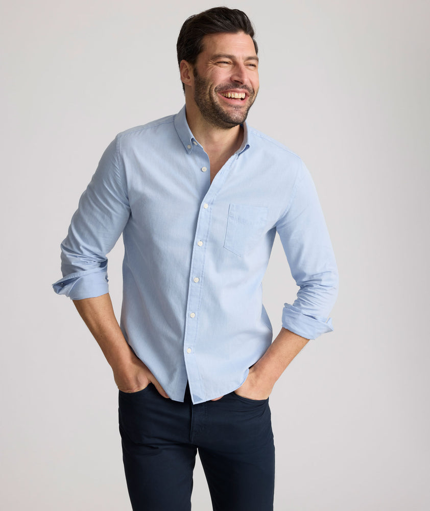 Model is wearing UNTUCKit Farnsworth in vintage wash solid ultramarine. 