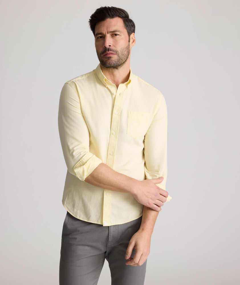 Model is wearing UNTUCKit Farnsworth in vintage wash solid sunshine. 