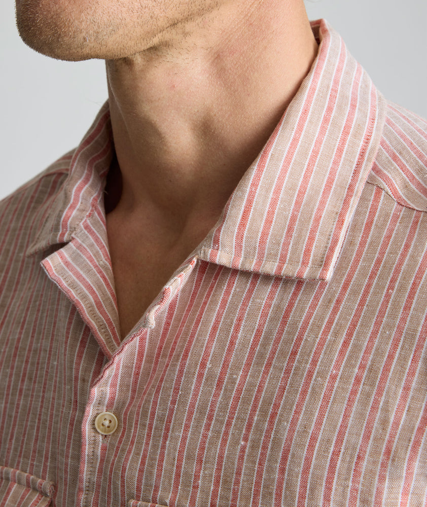 Model is wearing UNTUCKit Wrinkle-Resistant Linen Short-Sleeve Finnegan Shirt in tan. 