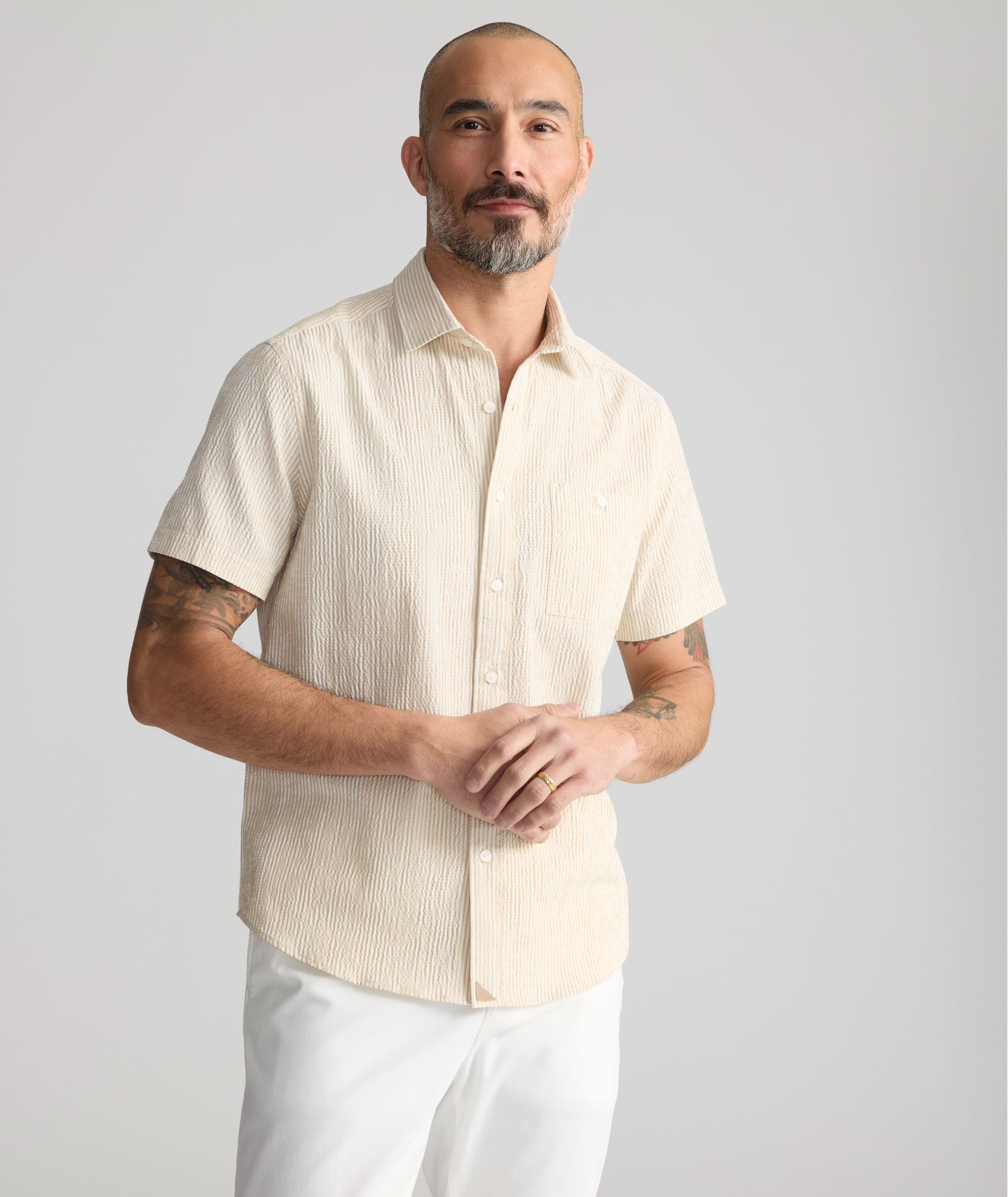 ホットストリーク Performance Seersucker Short-Sleeve Shirt Tan Stripe | UNTUCKit