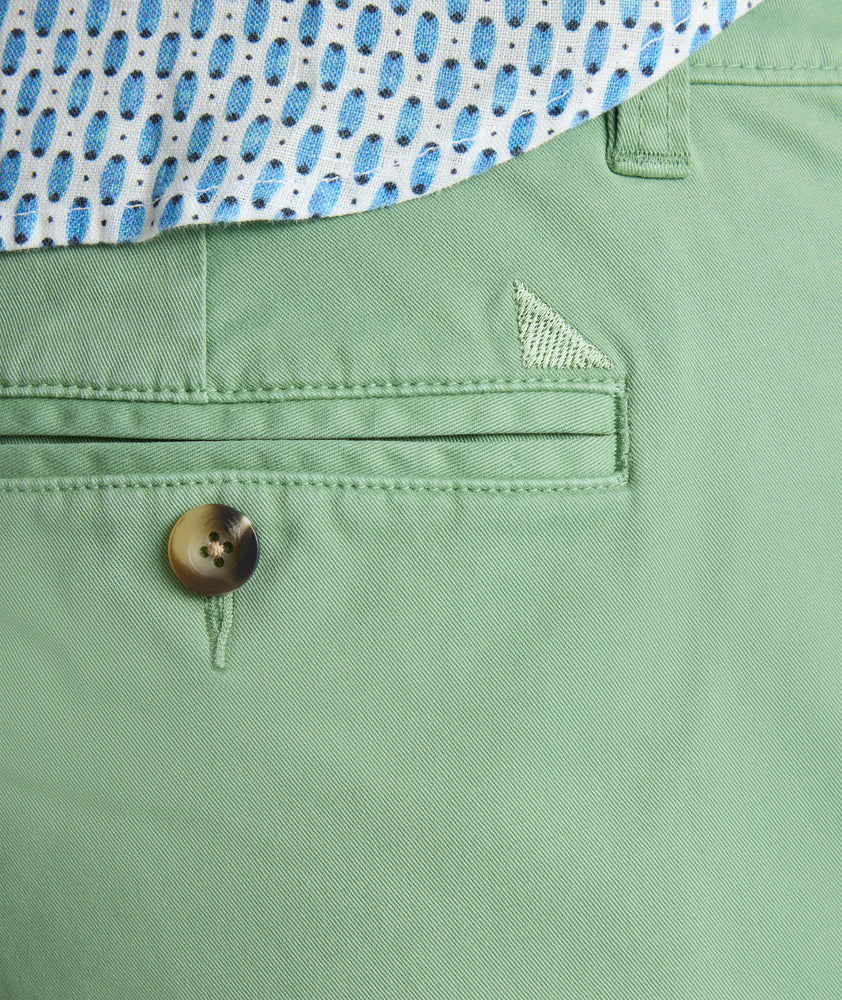 Model is wearing UNTUCKit 9" Stretch Chino Shorts in green. 