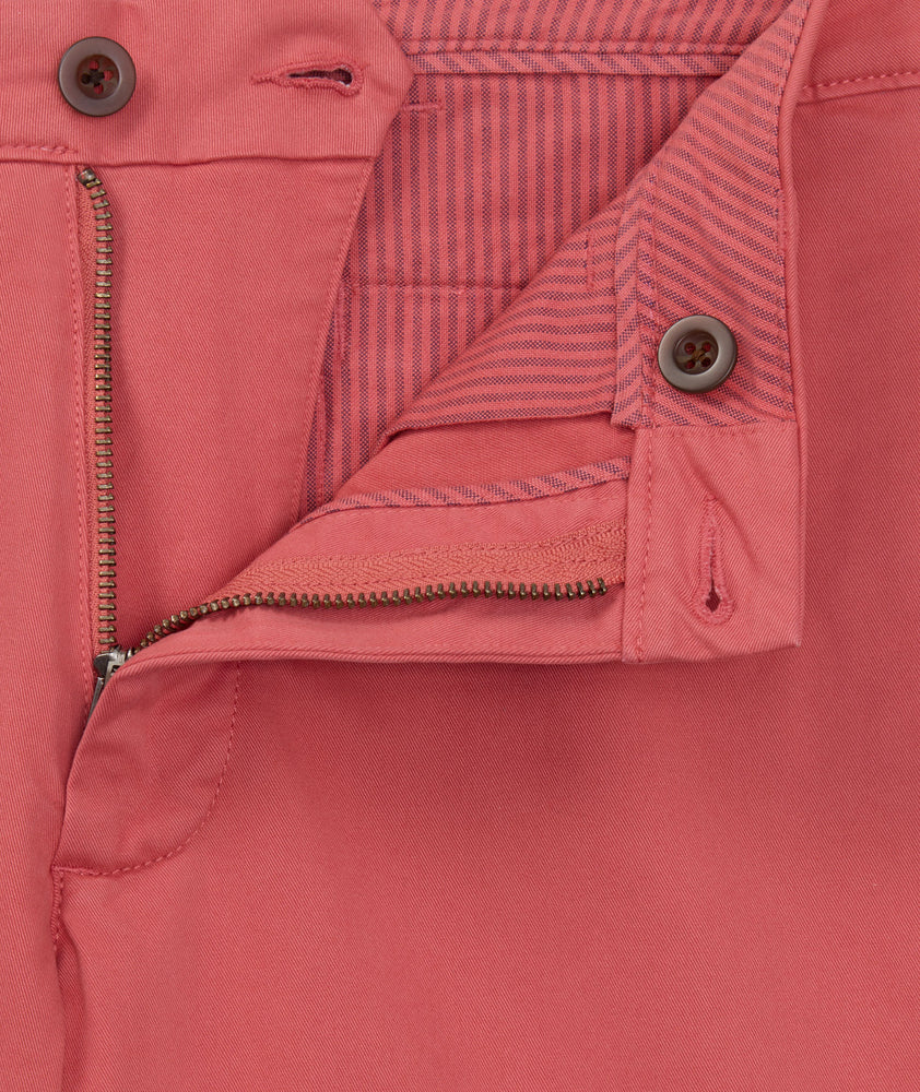 Model is wearing UNTUCKit 9" Stretch Chino Shorts in red. 
