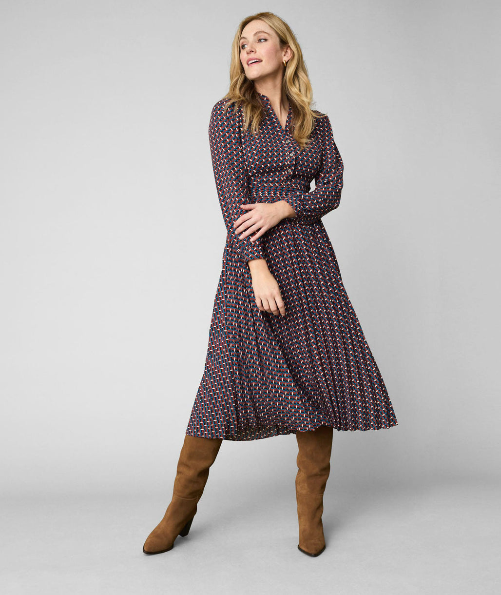 Model is wearing UNTUCKit Gia dress.