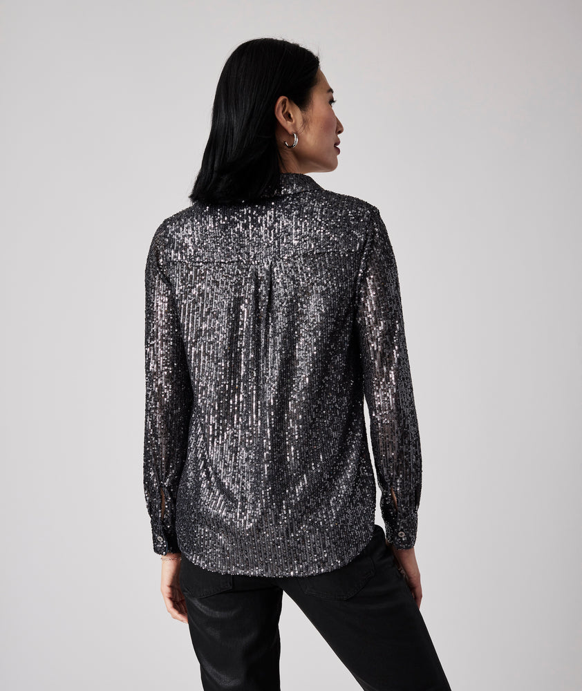 Model is wearing UNTUCKit Harlow pewter shirt.
