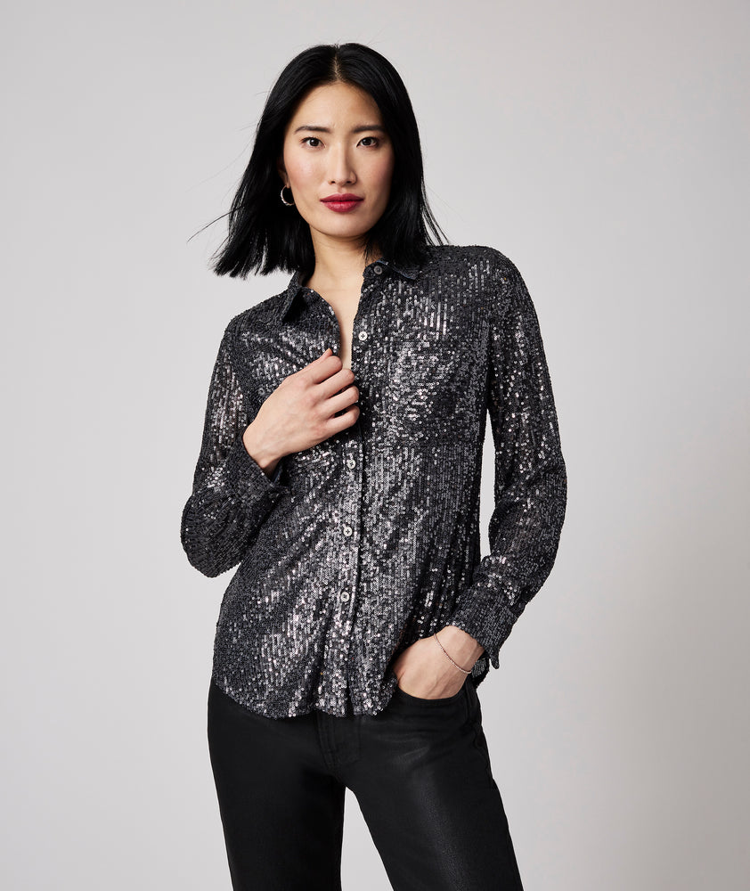 Model is wearing UNTUCKit Harlow pewter shirt.