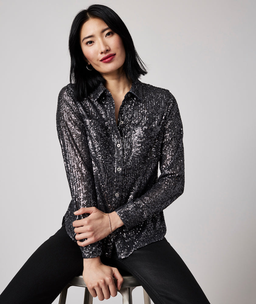 Model is wearing UNTUCKit Harlow pewter shirt.