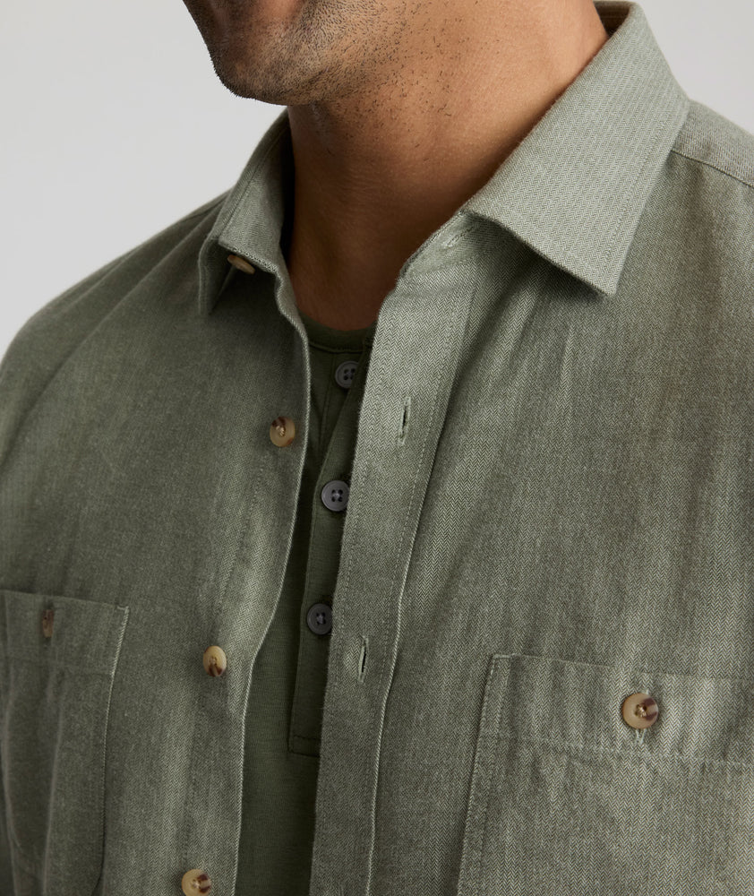 Model is wearing UNTUCKit Hemsworth in beetle. 