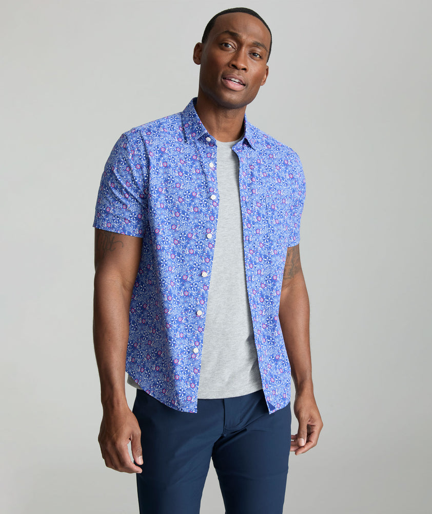 Model is wearing UNTUCKit Hicks performance short sleeve shirt.