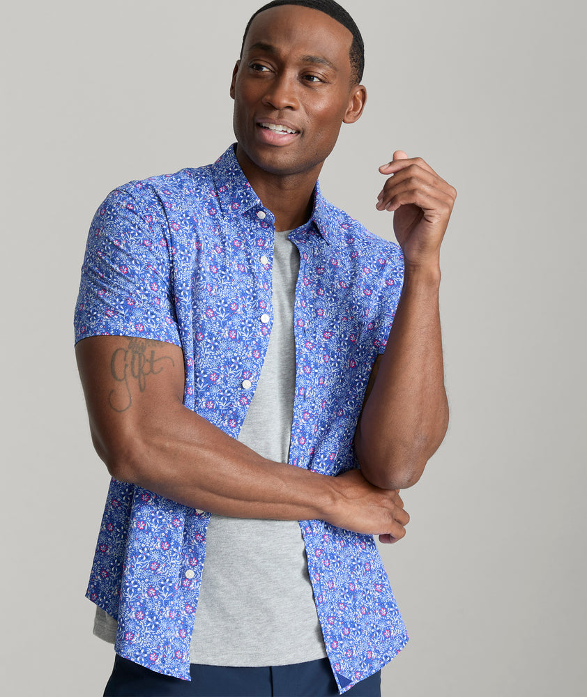 Model is wearing UNTUCKit Hicks performance short sleeve shirt.