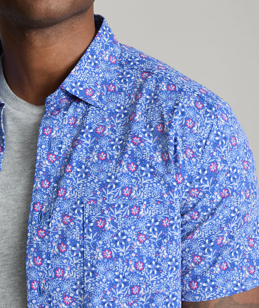 Model is wearing UNTUCKit Hicks performance short sleeve shirt.