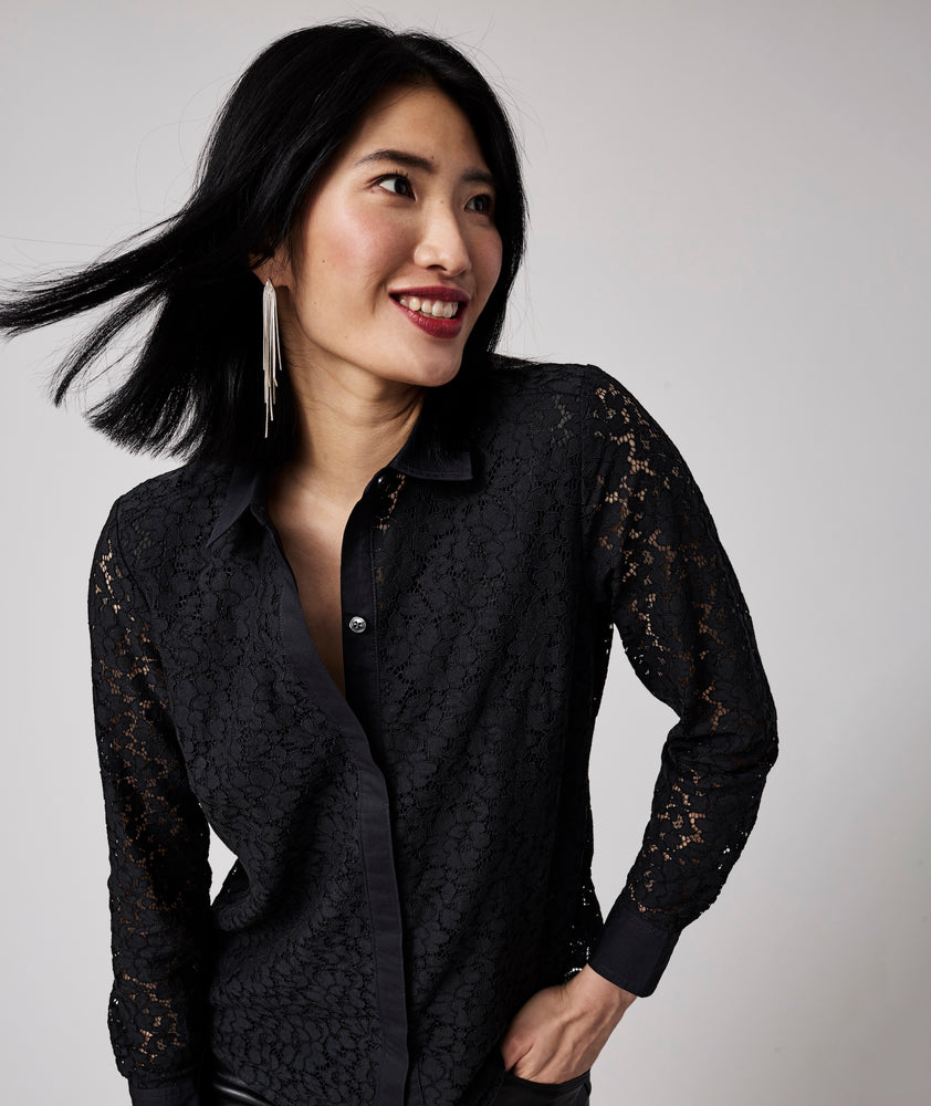 Model is wearing UNTUCKit Holly shirt in black.
