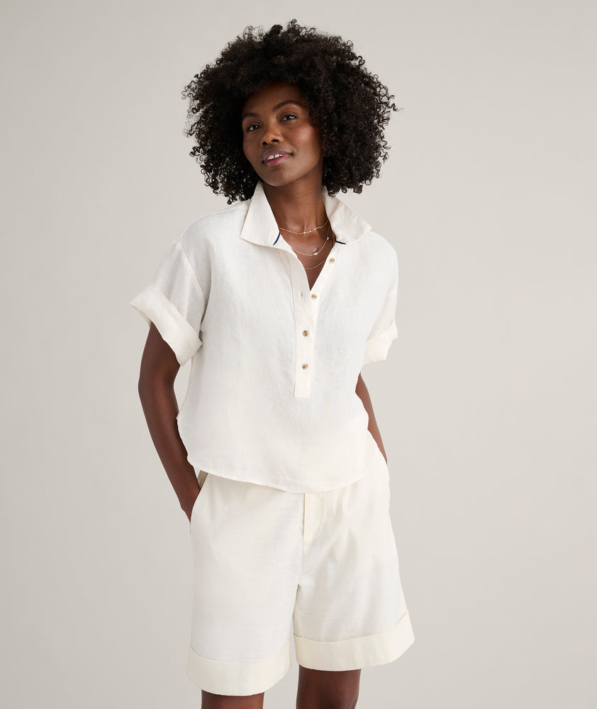 Model is wearing UNTUCKit Linen Popover Untucked Ivy Shirt in white. 