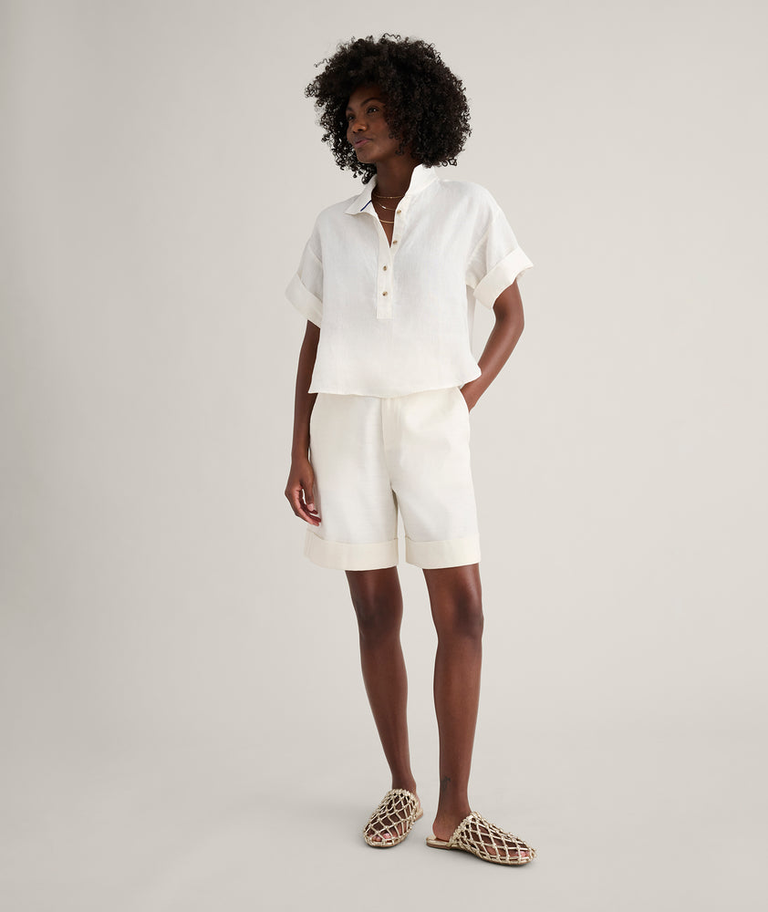 Model is wearing UNTUCKit Linen Popover Untucked Ivy Shirt in white. 