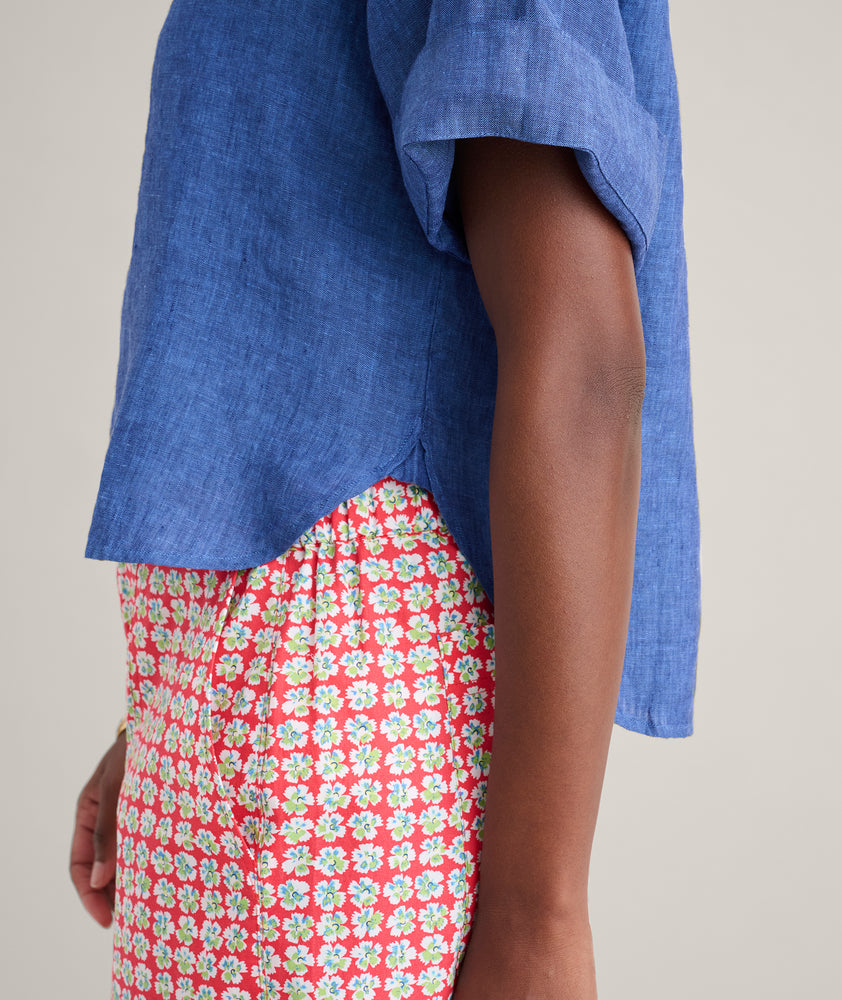 Model is wearing UNTUCKit Linen Popover Untucked Ivy Shirt in blue. 