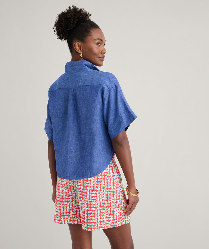 Model is wearing UNTUCKit Linen Popover Untucked Ivy Shirt in blue. 
