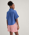 Model is wearing UNTUCKit Linen Popover Untucked Ivy Shirt in blue. 