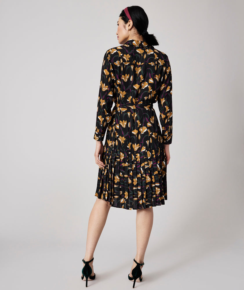 Model is wearing UNTUCKit Janice dress in black.