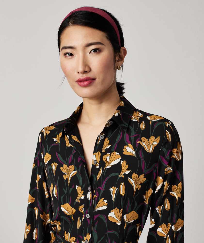 Model is wearing UNTUCKit Janice dress in black.